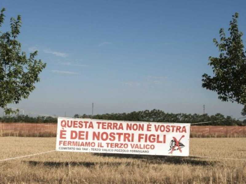 Ad Alessandria, uno striscione di attivisti che si oppongono al Terzo valico (foto LaPresse)