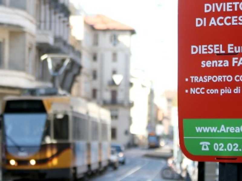 A Milano Il divieto è entrato in vigore anche per i diesel Euro 4 senza Fap nell'area C. Foto LaPresse
