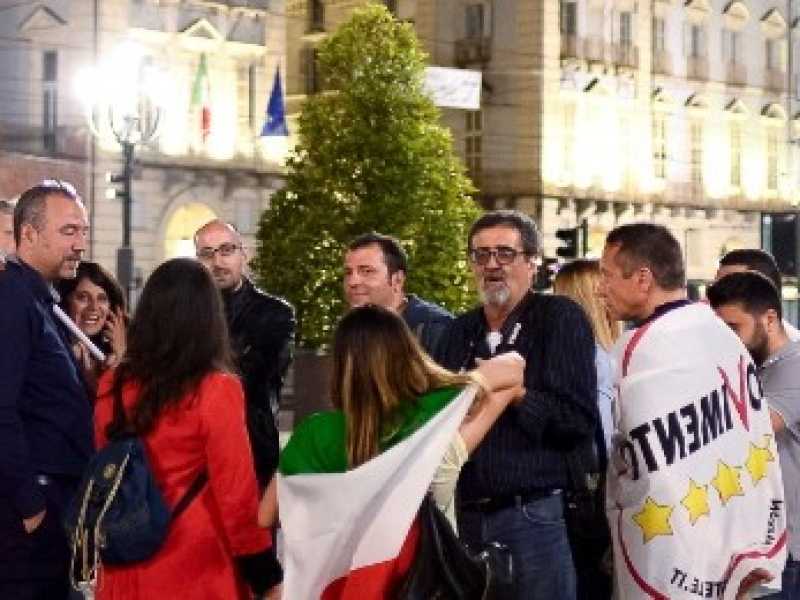 Torino, militanti di Movimento 5 stelle e Lega protestano sotto la prefettura (foto LaPresse)