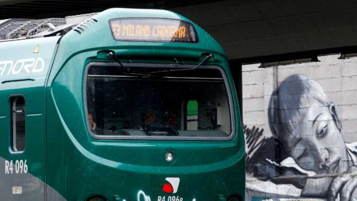 Immagine di In Lombardia i grillini fermano anche i treni. La zeppa di Toninelli dentro a Trenord