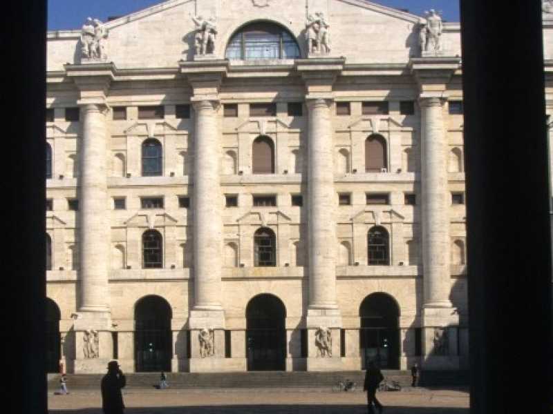 Il palazzo della Borsa a Milano. Foto Imagoeconomica