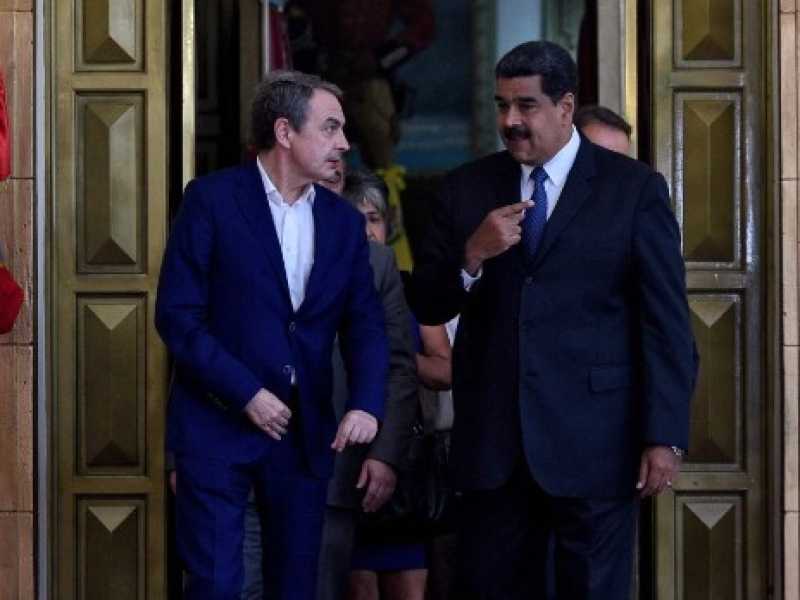L'ex premier spagnolo Jos&eacute; Luis Zapatero con il presidente venezuelano Nicolas Maduro