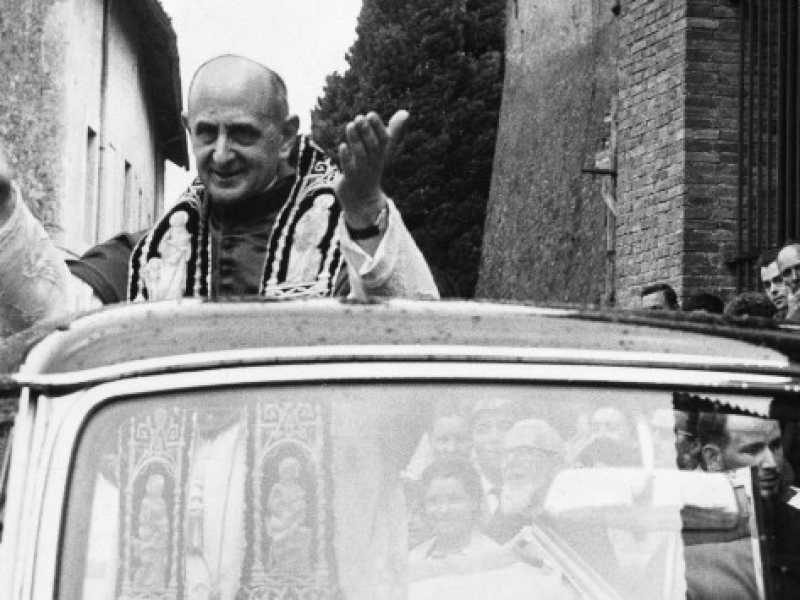 Papa Paolo VI fuori dalla residenza estiva di Castelgandolfo, agosto 1963. Foto LaPresse