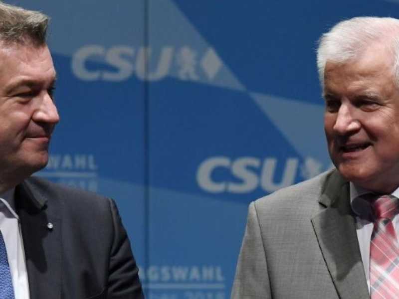A sinistra il governatore della Baviera, Markus S&ouml;der, a destra Horst Seehofer (foto LaPresse) 