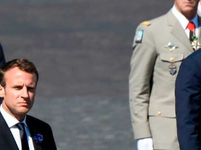Emmanuel Macron e, a destra, il premier Edouard Philippe (foto LaPresse)
