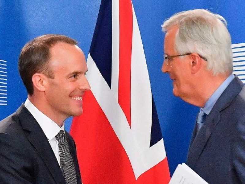 Il ministro della Brexit Dominic Raab e il capo negoziatore europeo Michel Barnier (Foto LaPresse)