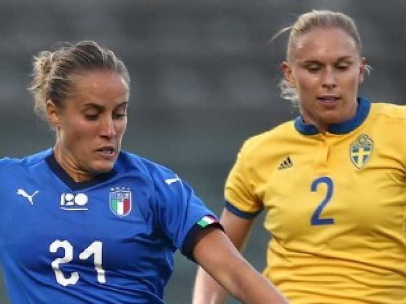 Un&rsquo;immagine dell&rsquo;amichevole tra Italia e Svezia giocata a Cremona il 9 ottobre. In primo piano Valentina Cernoia, alle sue spalle Jonna Andersson (foto LaPresse)