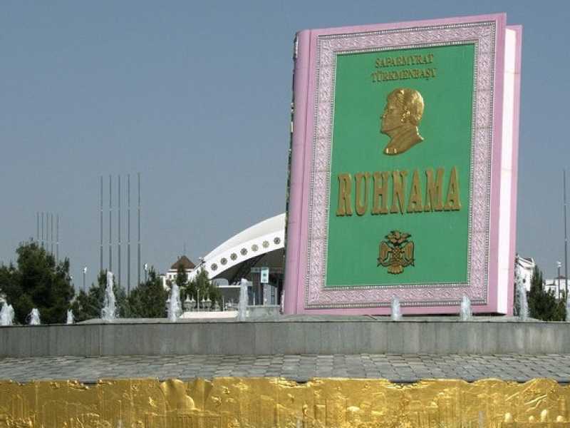 Un monumento enorme. Un libro verde e rosa messo su un piedistallo nel nulla di una piazza di Ashgabat, la capitale del Turkmenistan. L'ha scritto il presidente Niyazov, morto nel 2006