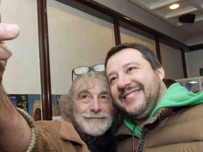 Mauro Corona si fa un selfie con Matteo Salvini in un bar di Aosta (foto LaPresse)