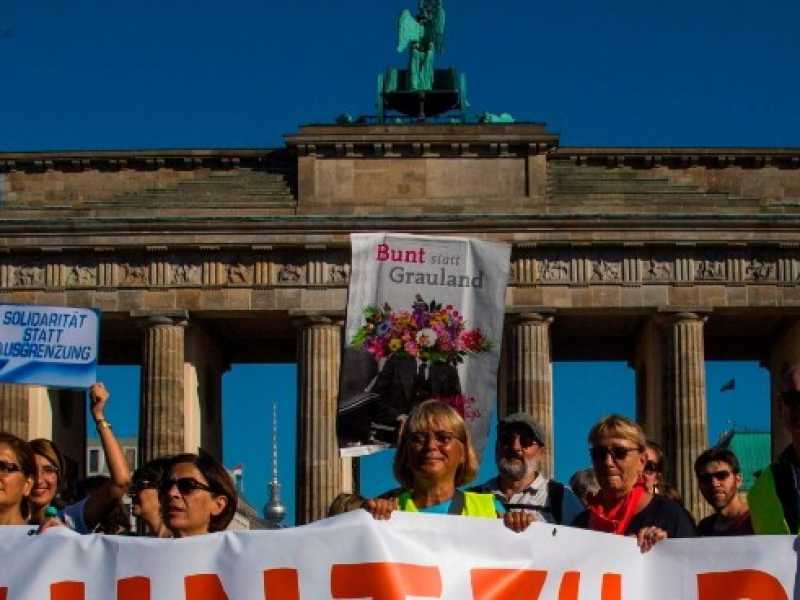La manifestazione antirazzista di Berlino dello scorso 13 ottobre (foto LaPresse)