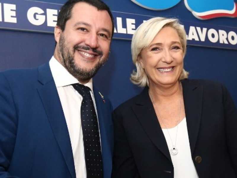 Il leader della Lega Matteo Salvini assieme al leader del Rassemblement national Marine Le Pen (Foto LaPresse)