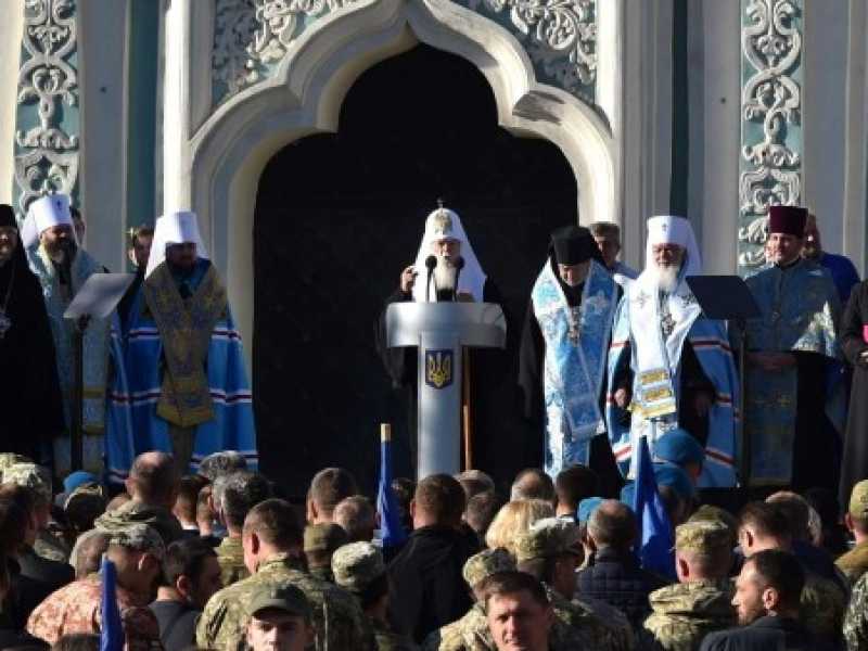 Il patriarca di Kiev, Filareto, davanti alla chiesa di Santa Sofia (foto LaPresse)