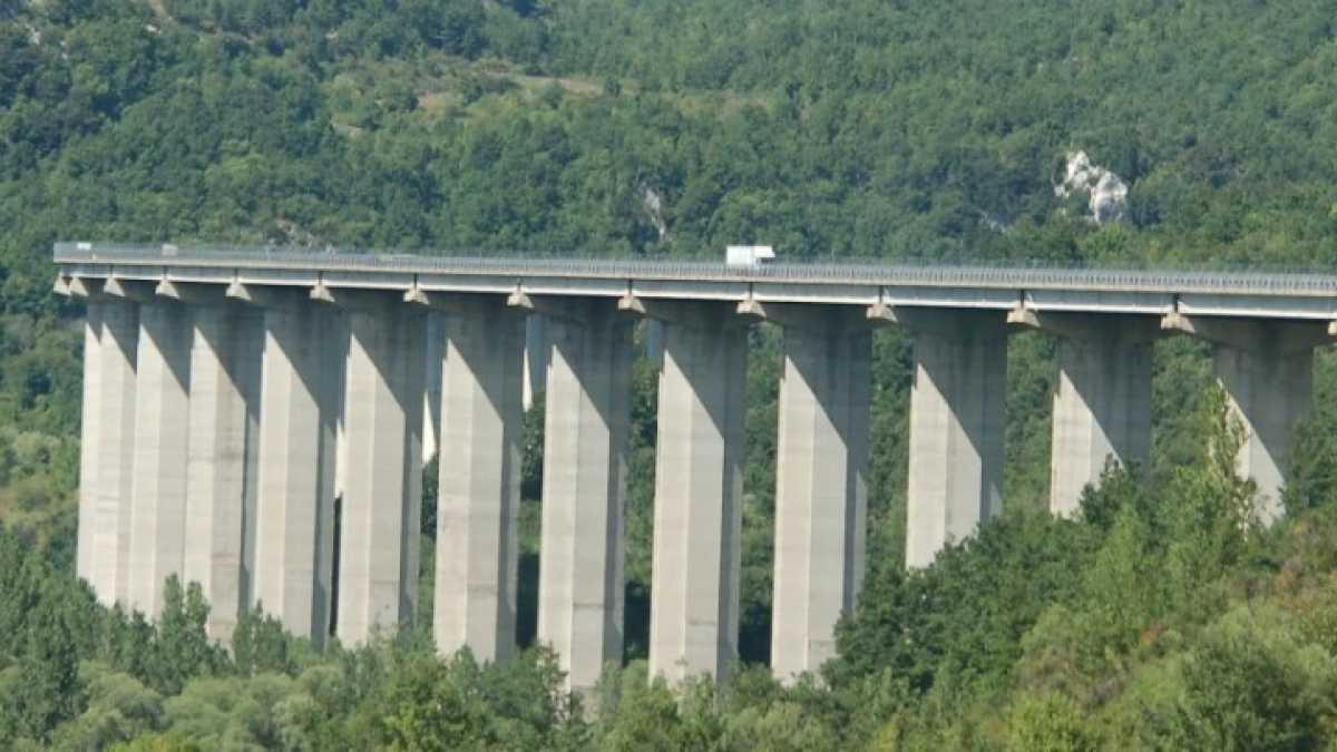 Immagine di Toninelli lancia l'allarme sui piloni delle autostrade A24 e A25