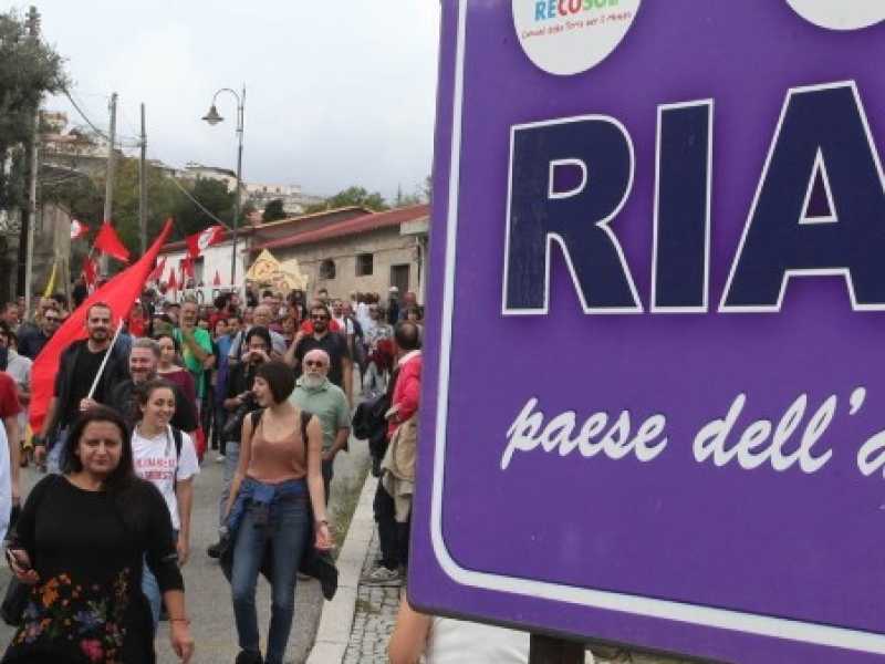 Manifestazione in solidarietà del sindaco di Riace Domenico Lucano, arrestato per favoreggiamento dell'immigrazione clandestina (Foto LaPresse)