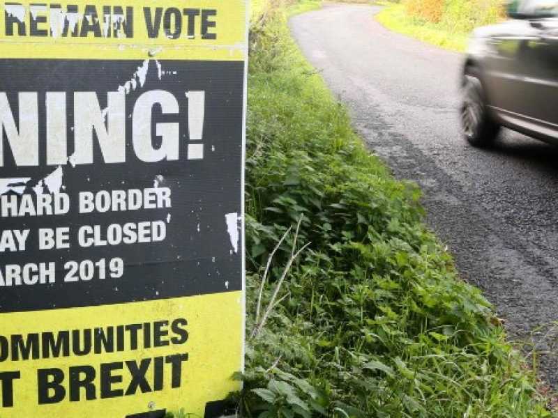 Un cartello al confine tra le due Irlande avverte la strada potrebbe essere chiusa a partire da marzo 2019 (Foto LaPresse)
