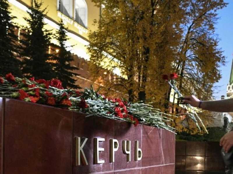 Mosca, fiori per le vittime della strage in un istituto scolastico in Crimea (foto LaPresse)