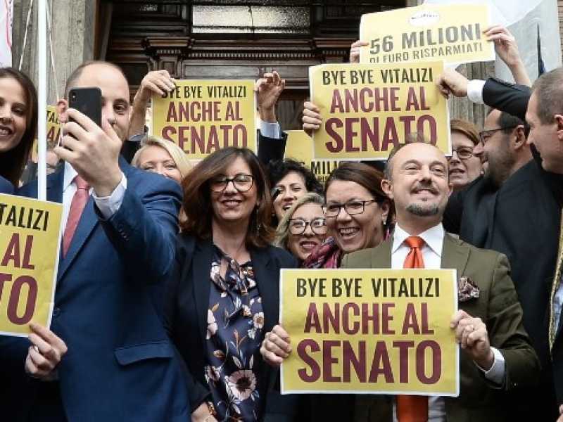 Deputati e Senatori del Movimento 5 Stelle festeggiano per il taglio dei Vitalizi (foto LaPresse)