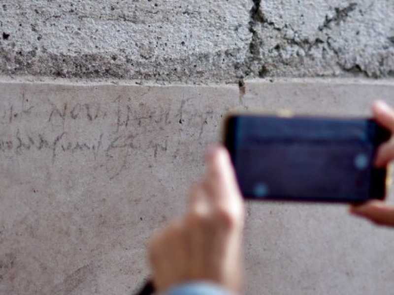 La scritta che posticipa la data dell'esplosione del Vesuvio a Pompei (foto LaPresse)