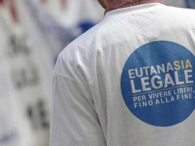 Una manifestazione a sostegno dell'eutanasia legale (foto LaPresse)