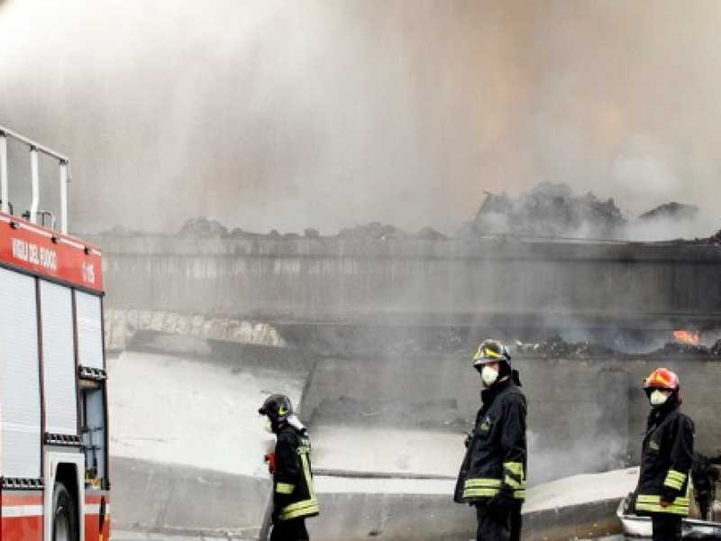 Vigili del fuoco  a Milano, in via Chiasserini, dove un'incendio ha distrutto la ditta di stoccaggio rifiuti IPB (foto LaPresse)