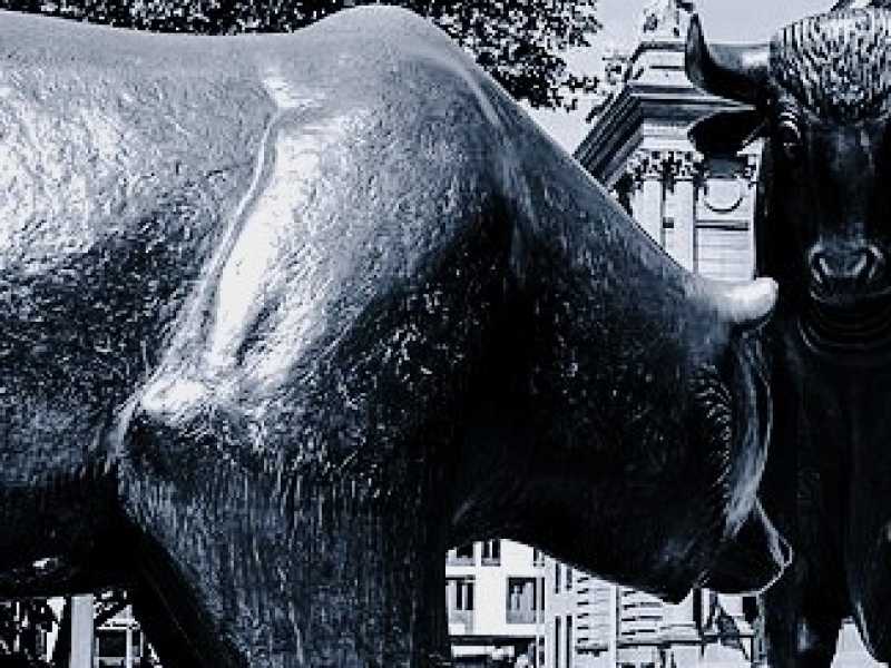 Il toro e l'orso, simboli del mercato rialzista e ribassista davanti alla Frankfurt Stock Exchange (via Wikimedia)