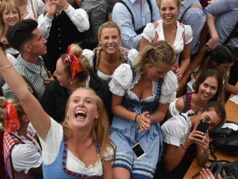 I festeggiamenti per l'Oktoberfest a Monaco di Baviera (foto LaPresse)