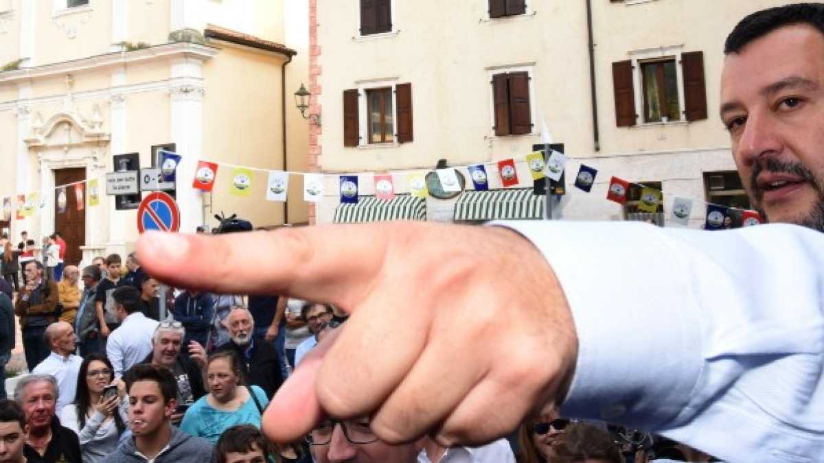 Immagine di Salvini dà una manina in faccia a Di Maio