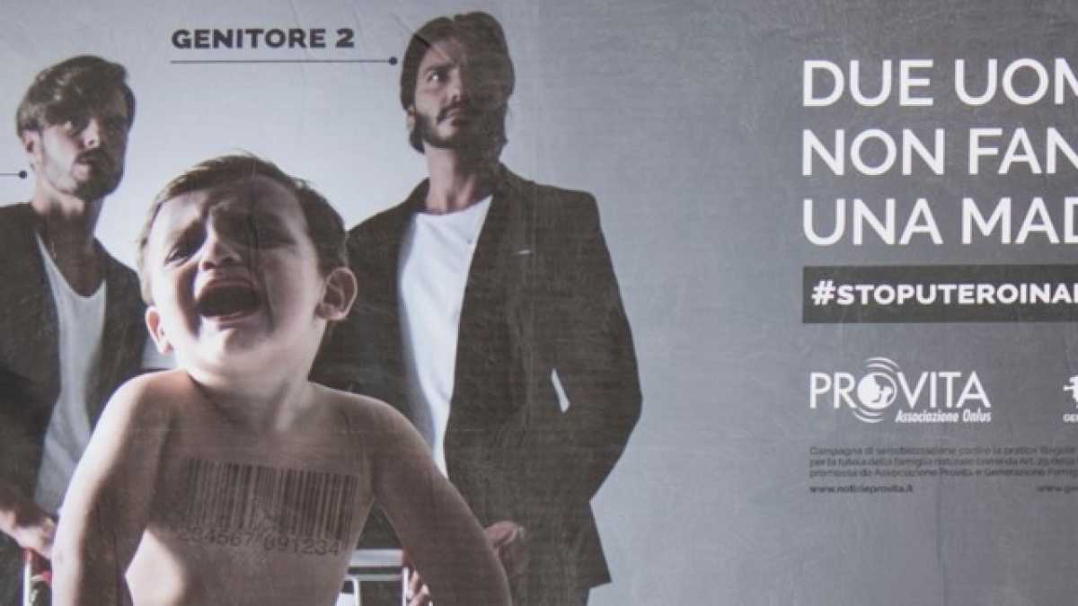 Immagine di Prima di toglierli, leggete i manifesti
