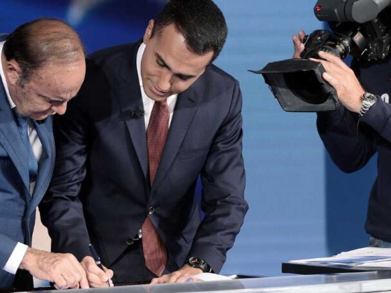 Bruno Vespa e Luigi Di Maio durante la puntata di Porta a Porta di mercoledì 17 ottobre (foto LaPresse)