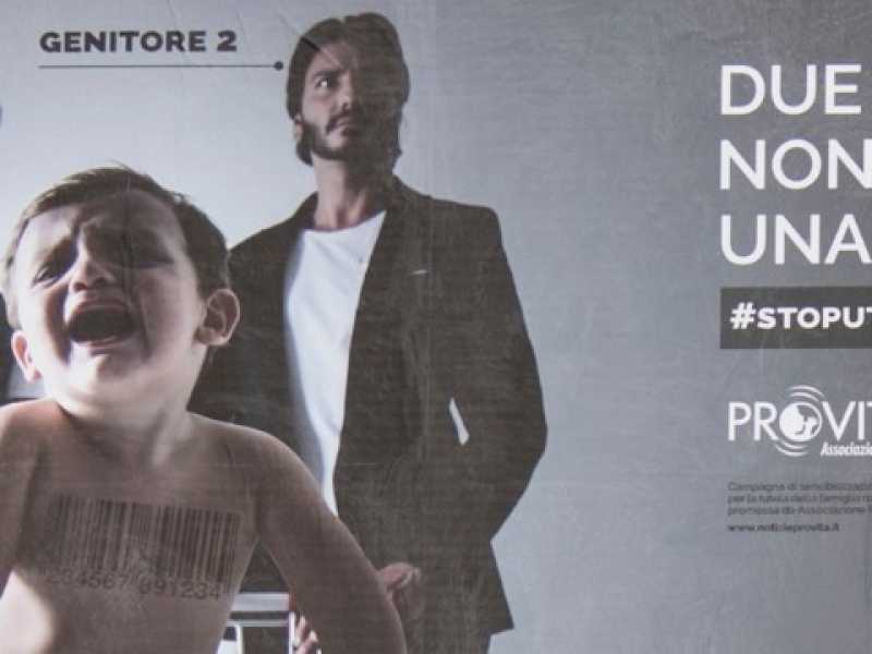 Il manifesto  di Pro Vita onlus e Generazione famiglia (foto LaPresse)