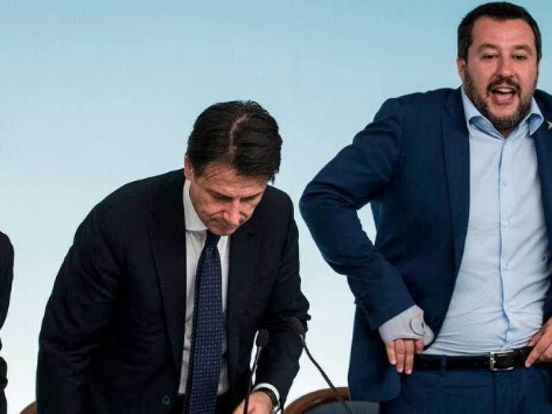 Da sinistra Luigi Di Maio, Giuseppe Conte, Matteo Salvini e Giovanni Tria (foto LaPresse)