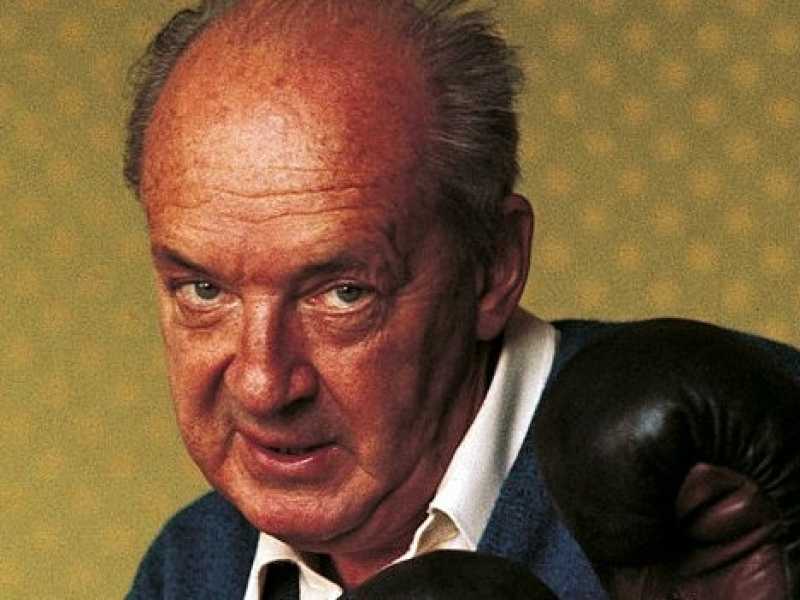 Lo scrittore russo naturalizzato statunitense Vladimir Nabokov (Foto Wikipedia)
