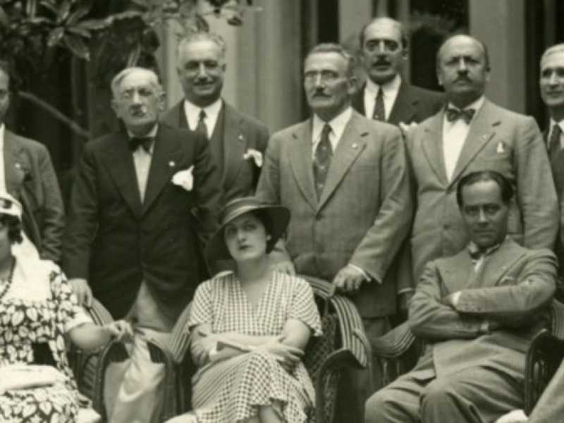 Guelfo Civinini (secondo in piedi da destra) tra Massimo Bontempelli e Silvio D'Amico, dietro a Luigi Pirandello, a una Fiera del libro (Montecatini, anni '30).(Foto Wikipedia)