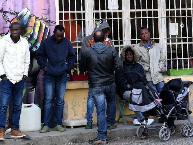 I migranti al confine tra Italia e Francia (Foto LaPresse)