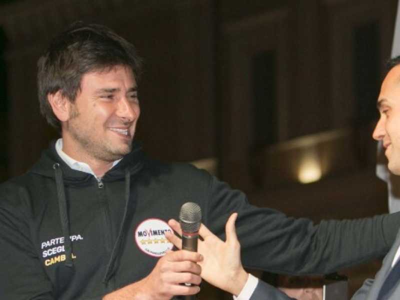 Alessandro di Battista stringe la mano a Luigi Di Maio (Foto LaPresse)