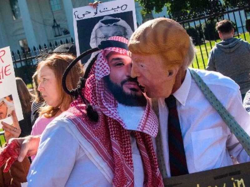Due manifestanti davanti alla Casa Bianca travestiti da Mohammed Bin Salman e Donald Trump (foto LaPresse)