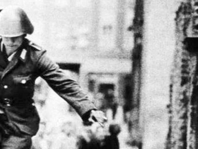 Il soldato tedesco Conrad Schumann, durante la costruzione del muro, salta nella parte ovest di Berlino nel 1961 (Foto via Flickr)