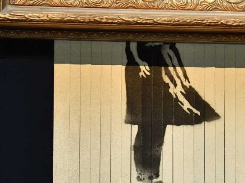 Da Sotheby l'opera di Banksy intitolata da Girl with Balloon a Love is in the Bin (foto LaPresse)