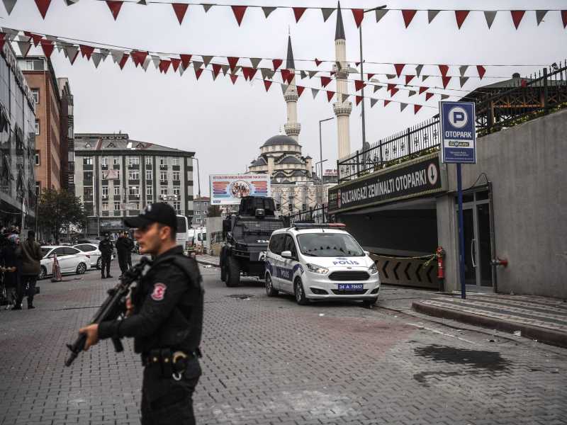 La polizia turca di guardia in un parcheggio sotterraneo di Istanbul, dove è stata trovata un'auto abbandonata appartenente al consolato saudita (LaPresse)