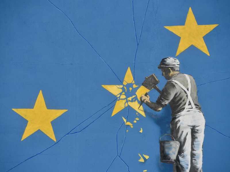 Un dettaglio di un murales di Banksy
