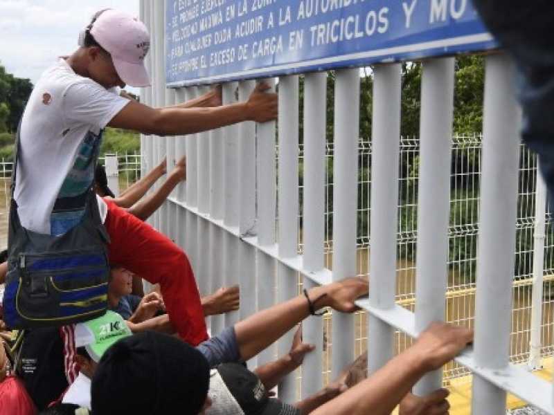 La carovana dei migranti al confine col Messico (foto LaPresse)