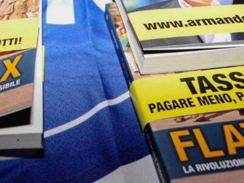 Il volume sulla flat tax scritto dal leghista Armando Siri (foto LaPresse)