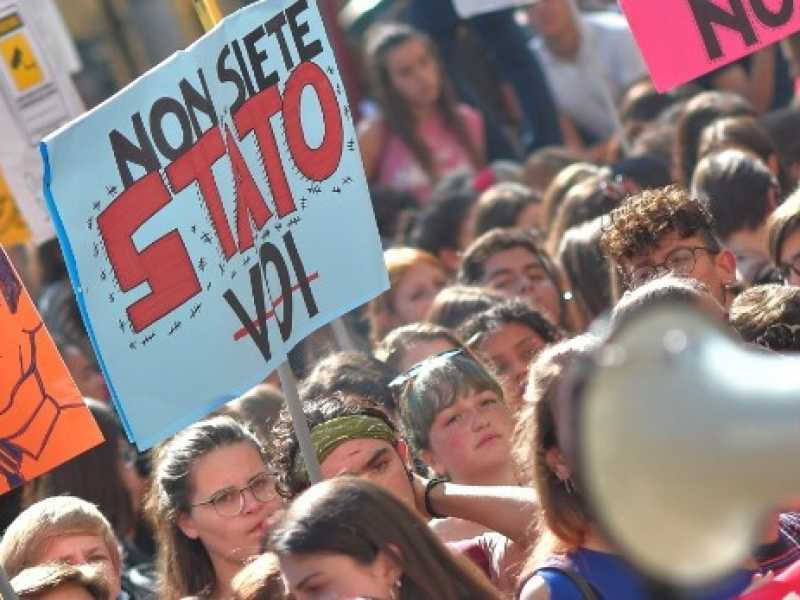 Il corteo degli studenti contro le politiche del governo 12 ottobre (Foto LaPresse)