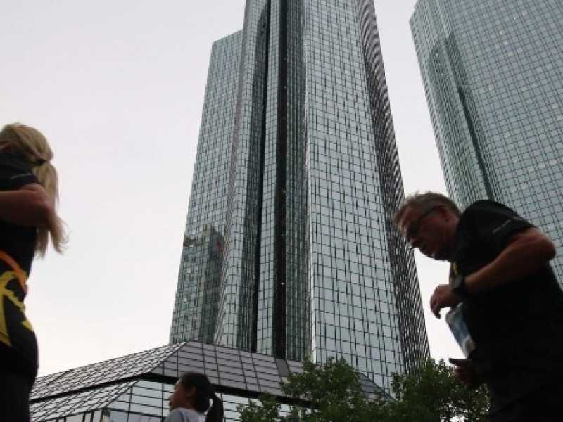 Corridori davanti alle torri della Deutsche Bank a Francoforte sul Meno, in Germania, per la JP Morgan Corporate Challenge del 7 giugno 2018 (foto LaPresse)