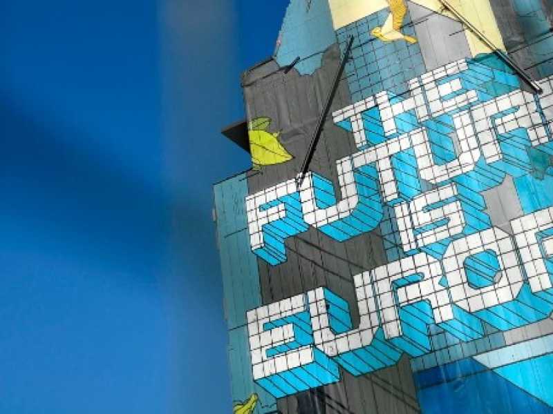 Una creazione dello street artist belga Julien Crevaels, in arte Novadead, sul muro di un edificio a Bruxelles