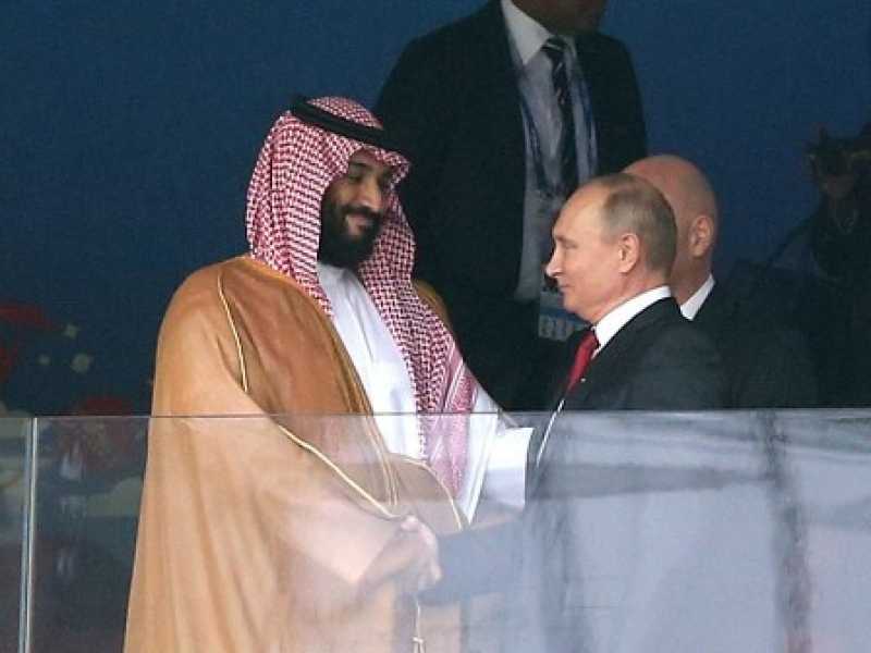 Vladimir Putin stringe la mano al principe ereditario Mohammad bin Salman agli scorsi Mondiali in Russia (foto LaPresse)