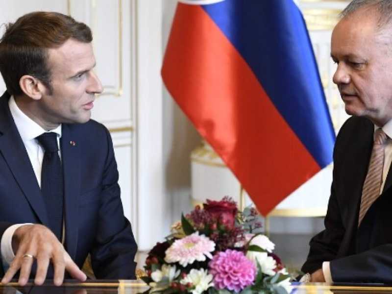 Emmanuel Macron con il presidente slovacco Andrej Kiska (foto LaPresse)