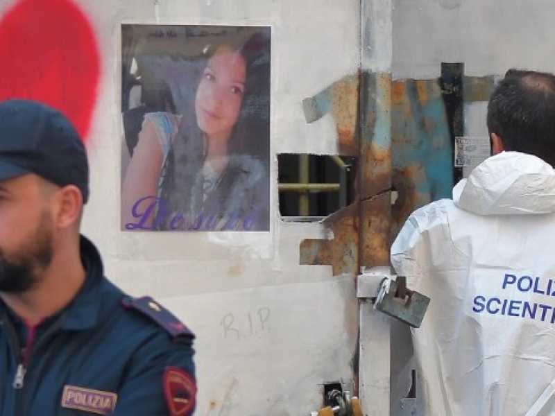 Polizia davanti al cancello dello stabile dove &egrave; stata uccisa Desir&eacute;e Mariottini (foto LaPresse)
