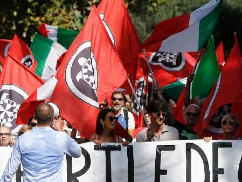 Una manifestazione di Casapound a Casal Bruciato contro gli insediamenti rom (foto LaPresse)