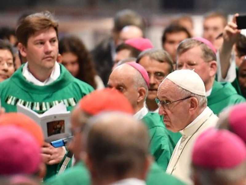 Papa Francesco al Sinodo sui giovani (foto LaPresse)